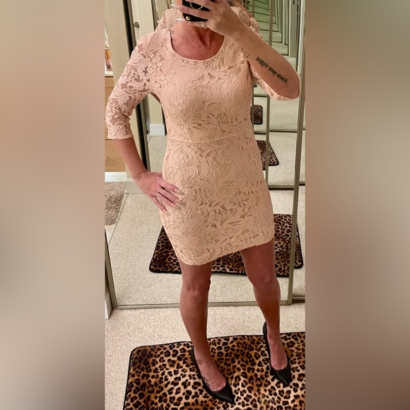 LULUS pale pink lace dress. Size medium - Picture 4 of 8